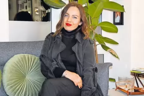 Bietet in der Wittelsbachstraße unter anderem Permanent Make-up, Schminkworkshops und Ausbildungen zur Make-up-Artistin an: Karo