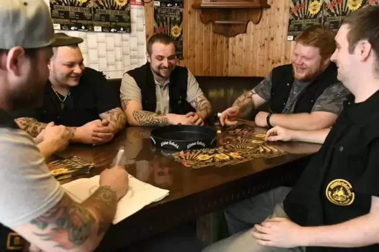 Einmal im Monat trifft sich der Würfelclub im Clubhaus: (von links) Andreas Kapper, Daniel Anton, Tobias Anton, Christian Anton 