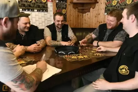 Einmal im Monat trifft sich der Würfelclub im Clubhaus: (von links) Andreas Kapper, Daniel Anton, Tobias Anton, Christian Anton 
