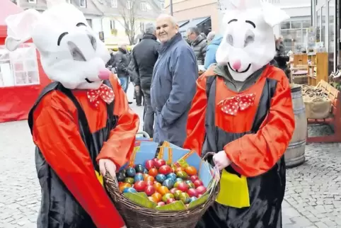 Bunte Eier verteilen die Osterhasen des Bad Dürkheimer Gewerbevereins beim Osterglockenmarkt an Kinder.
