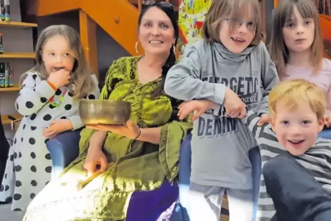 Märchenstunde: Luisa, Gabriele Binder, Moritz, Mira und Malte.