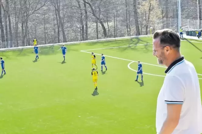 Die schau’ ich mir besser mal an: Kaiserslauterns Trainer Sascha Hildmann am Sonntag beim Spiel Dudenhofens (gelb) in Rieschweil Die schau’ ich mir besser mal an: Kaiserslauterns Trainer Sascha Hildmann am Sonntag beim Spiel Dudenhofens (gelb) in Rieschweil