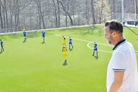 Die schau’ ich mir besser mal an: Kaiserslauterns Trainer Sascha Hildmann am Sonntag beim Spiel Dudenhofens (gelb) in Rieschweil