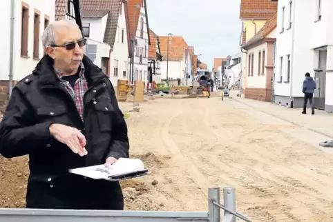 Karlheinz Jung von der Bürgerinitiative Rheinstraße kennt die Pläne für die Straße.