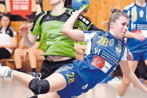 Die Haßlocherin Lisa Motz (am Ball) traf fünfmal für die TSG. Dennoch unterlag ihr Team Wörth mit 26:28.