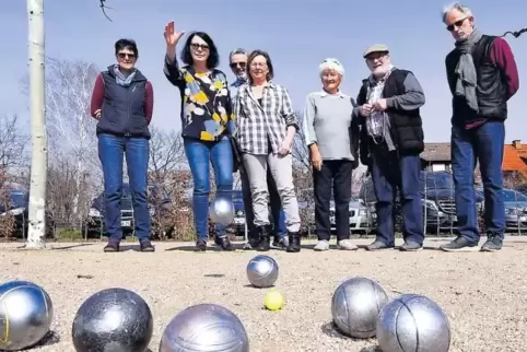 Wessen Kugel liegt näher am gelben Ball? Der BC Gripsem spielt.