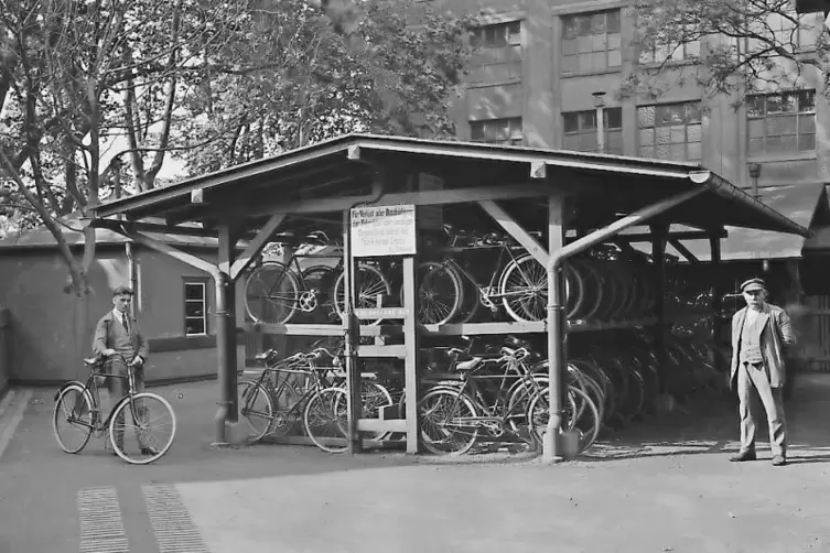 Seit Jahrzehnten wird in der Anilin geradelt. Das Bild ist von 1925.