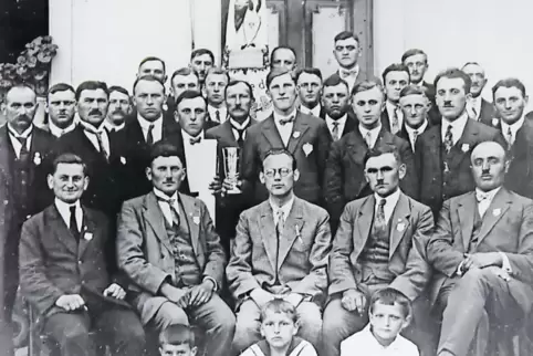 Zwischen den beiden Weltkriegen hat sich der Männergesangverein 1869 Schauernheim erholt. Hier ein Bild aus dem Jahr 1928 nach e