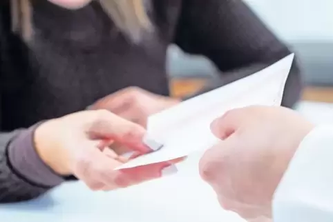 Das wird es künftig immer weniger geben: Ein Arzt überreicht ein Rezept auf Papier.