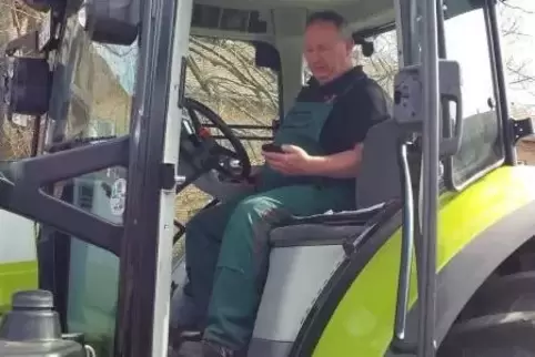 Mit seinem Traktor ist Gerhard Hoffmann unterwegs nach Berlin.  Foto: Privat