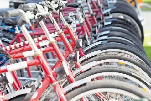 Ein Klassiker: das rote Werksfahrrad. Wer in Rente geht, muss es wieder zurückgeben.