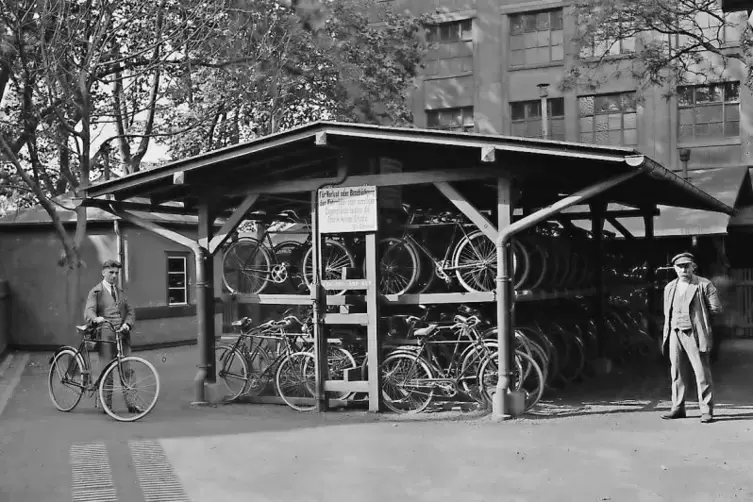 Seit Jahrzehnten wird in der Anilin geradelt. Das Bild ist von 1925.