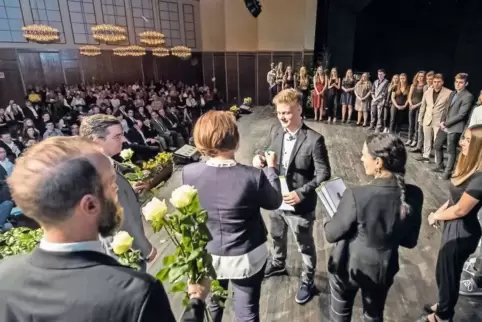 Große Bühne: Die Abiturienten des Reichswald-Gymnasiums nahmen ihre Zeugnisse und Preise bei der Abschlussfeier im Congress Cent