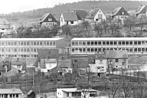 Am 4. April 1959 wurden die ersten zwei Trakte der Valentin-Ostertag-Schule eingeweiht.