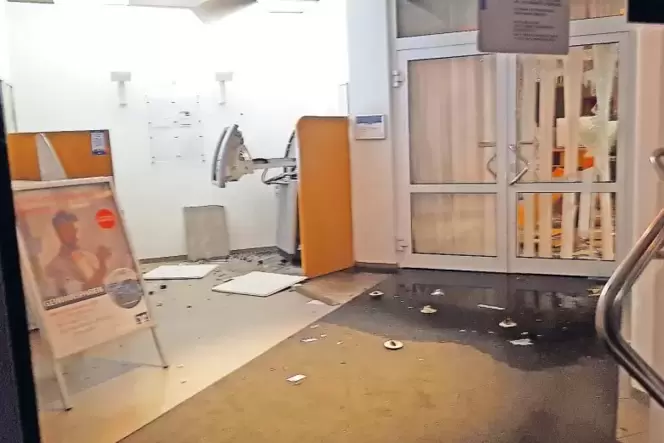 Der Automat ist hinüber, die Zwischentür auch. Der Schaden an der Dannstadter Filiale ist hoch, schätzt die Polizei. Denn es wur Der Automat ist hinüber, die Zwischentür auch. Der Schaden an der Dannstadter Filiale ist hoch, schätzt die Polizei. Denn es wur