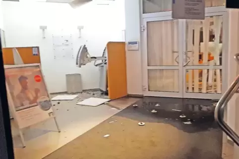 Der Automat ist hinüber, die Zwischentür auch. Der Schaden an der Dannstadter Filiale ist hoch, schätzt die Polizei. Denn es wur