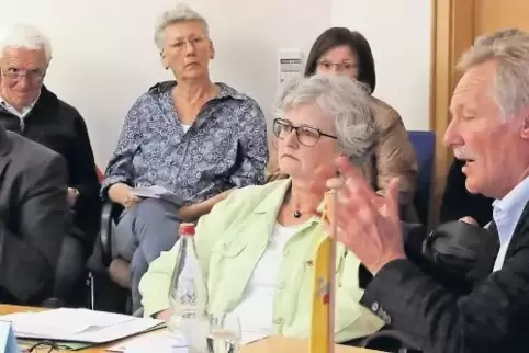 Michael Niedermeier (CDU, links im Bild), Jutta Wegmann (Grüne) und Amtsinhaber Günther Tielebörger (SPD) stellen sich den Frage