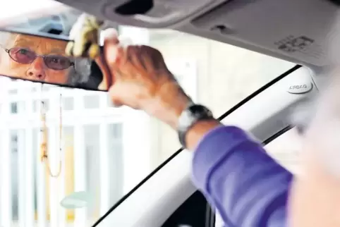 Senioren tun sich unter anderem beim Rückwärtsfahren schwer.