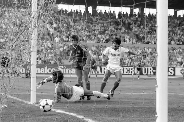 Karl-Heinz Bührer erzielt am 28. August 1984 das 1:0 für den SV Waldhof gegen den 1. FC Kaiserslautern. Torwart Gerry Ehrmann is