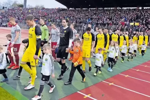 Ganz großer Tag: für die Spieler des FV Dudenhofen (gelb), aber vor allem für die jüngsten Einlaufkinder des JFV Ganerb 12.