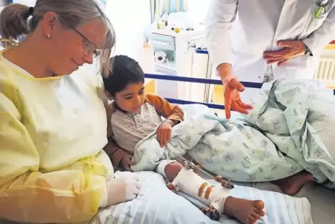 Chronische Knochenmarkentzündung am rechten Unterschenkel: Safiullah wird in Landau geholfen.