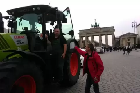 Auch vor dem Brandenburger Tor bestaunt: Der aus Göcklingen angerollte Protestler Gerhard Hoffmann. Foto: Privat