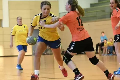 Vivien Sejdija (links) und dem SC Bobenheim-Roxheim fehlen noch zwei Punkte zum Klassenerhalt.  Foto: BOLTE