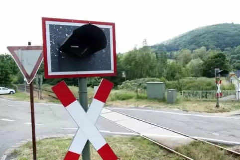 Wurde bereits untersucht: der unbeschrankte Bahnübergang in Wolfstein-Roßbach. ArchivFoto: Sayer