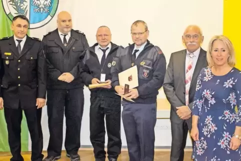 Über das Feuerwehr-Ehrenzeichen darf sich nur freuen, wer 35 Jahre lang im aktiven Dienst die Allgemeinheit geschützt hat. Jürge
