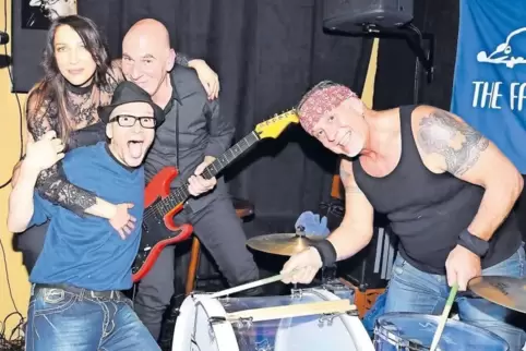 Peter Stahl (mit der Gitarre in der Hand) wird heute sein letztes After-Work-Party-Konzert geben.