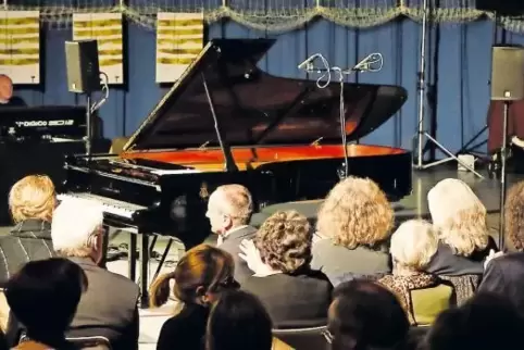 Ein Höhepunkt des Festivals Neue Musik 2018: Helmut Lachenmann (re.), Komponist von Weltruf, erläutert seine Klavierstücke, die 