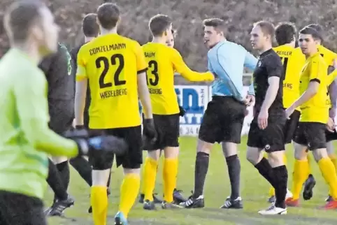 Gleich zeigt Schiedsrichter Benedikt Steitz Erik Gries (hinten rechts, verdeckt) die Rote Karte.