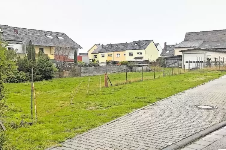 Dieses Gelände am Ende der Trifelsstraße in Sausenheim soll mit sechs Doppelhaushälften bebaut werden. Das Foto zeigt die Ansich
