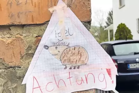 Kinder haben ein Warnschild gemalt und aufgestellt.