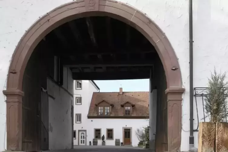 Wenn dieses Tor offen steht, d&uuml;rfen Passanten eintreten und sich im Hof umschauen.  Foto: BOLTE