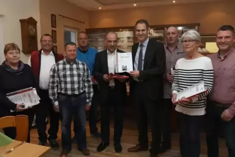 Blutspenderehrung in Steinfeld (von links): Roswitha Willie, Hubert Wechner, Berthold Neufeld, Herbert Müller, Volker Weyrauch, 