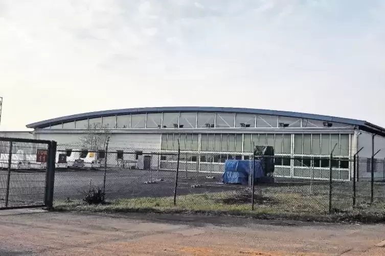 Wurde gestern aus der Insolvenzmasse der Flugplatz Aeroville Zweibrücken GmbH versteigert: Die Werfthalle mit Bürogebäude, direk