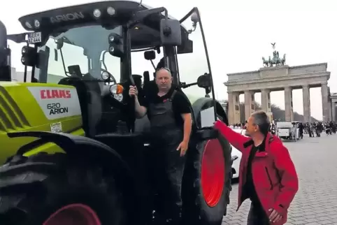 Auch am Brandenburger Tor bestaunt: der aus Göcklingen angerollte Protestler Gerhard Hoffmann.