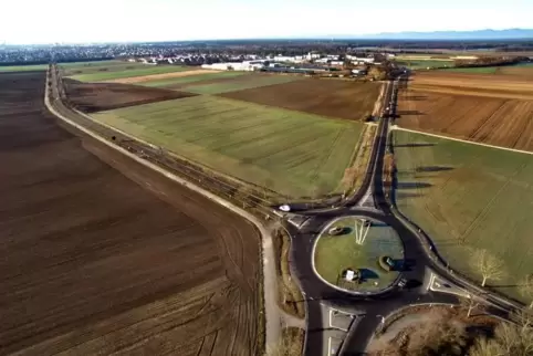  Angedacht: Die Äcker zwischen der ehemaligen Kaserne (helle Gebäude im Hintergrund), der Waldseer Straße (links) und der K 23 i