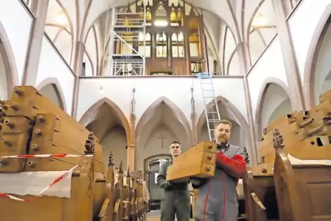 Handwerker waren vor wenigen Tagen noch kräftig am Werkeln, um die Orgel zu zerlegen und transportfertig zu machen.