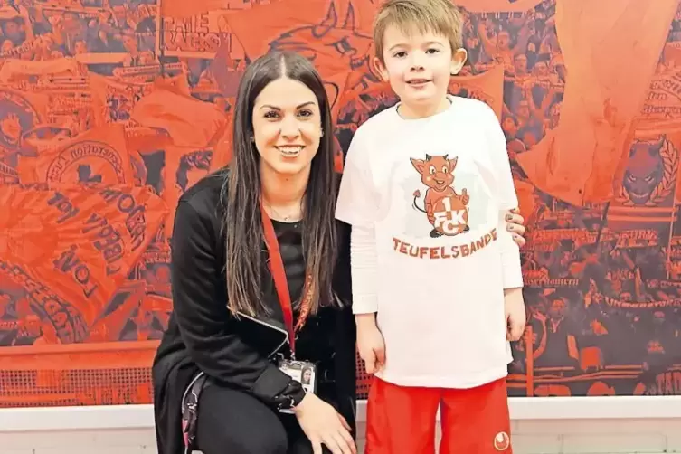 Großes Herz für Kinder: Katharina Glaser vom FCK-Marketing, hier mit dem sieben Jahre alten Nils, Ballbote beim Heimspiel gegen 