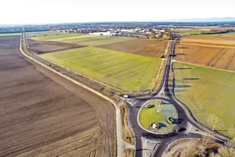 Angedacht: Die Äcker zwischen der ehemaligen Kaserne (helle Gebäude im Hintergrund), der Waldseer Straße (links) und der K 23 in