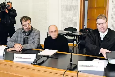 Flankiert: Der Angeklagte (Mitte) wird im Prozess von seinem Verteidiger (rechts) und einem Dolmetscher begleitet.