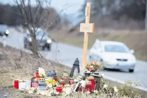 Auf der Weilerbacher Umgehungsstraße verlor vor zwei Monaten ein junger Mensch bei einem Verkehrsunfall sein Leben. Die Ermittlu
