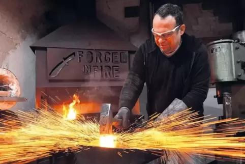 Kraftvoll bringt Stefan Santangelo den glühenden Stahl in Form.