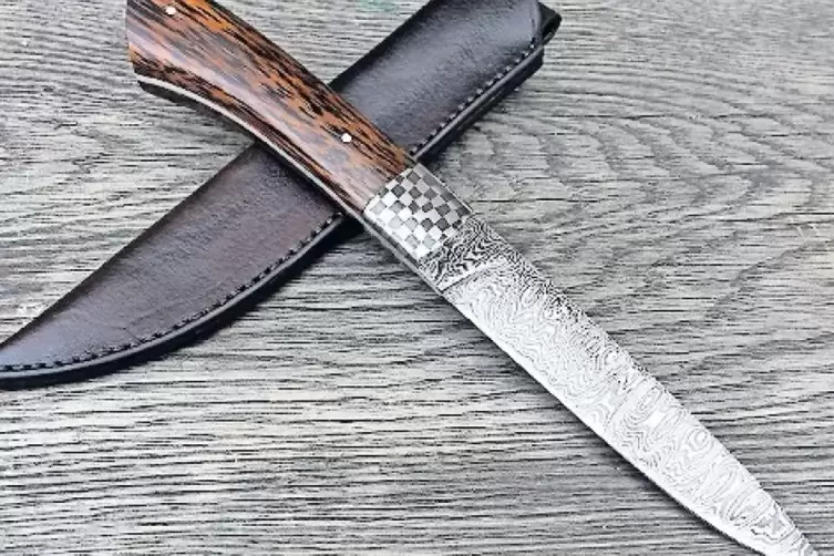 Alles handgemacht: Klappmesser samt Lederetui.
