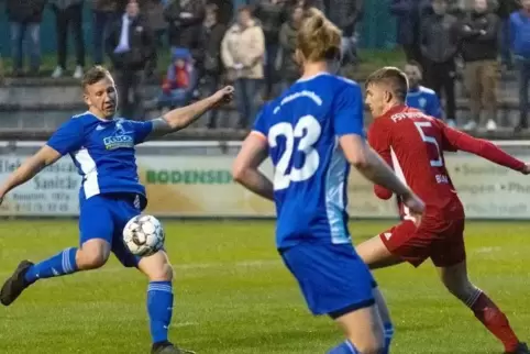 Marcel Hadrosek schießt auf das Offenbacher Tor, Jakob Born (rechts) kommt noch ans Leder. In der Mitte der Herxheimer Julian Ha