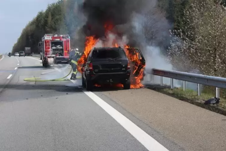 Der schwarze SUV ist auf der A62 völlig ausgebrannt. Foto: Polizei 