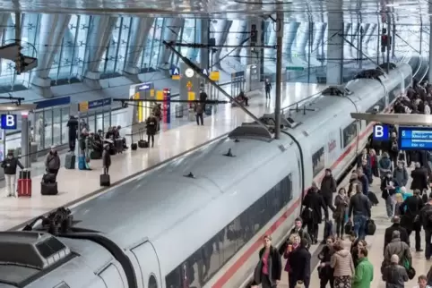 Finder liefert einen auf einer Bank im ICE-Bahnhof Frankfurt vergessenen Rucksack, in dem sich unter anderem eine wertvolle Kame
