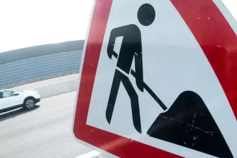 Wegen Bauarbeiten an der A65 müssen Verkehrsteilnehmer eine Woche lang von 19 bis 6 Uhr Umwege in Kauf nehmen. Symbolfoto: dpa